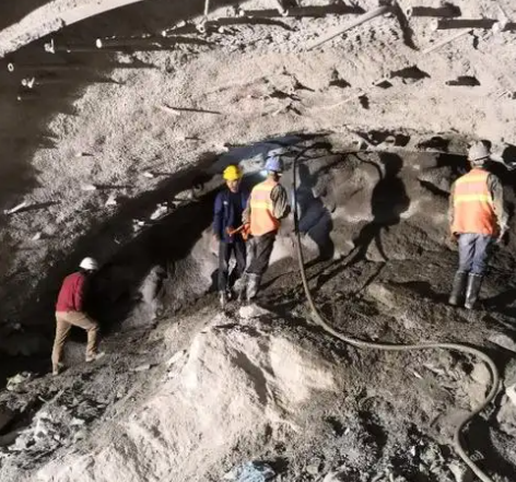 嫩江拱顶带模注浆料的施工流程及注意事项